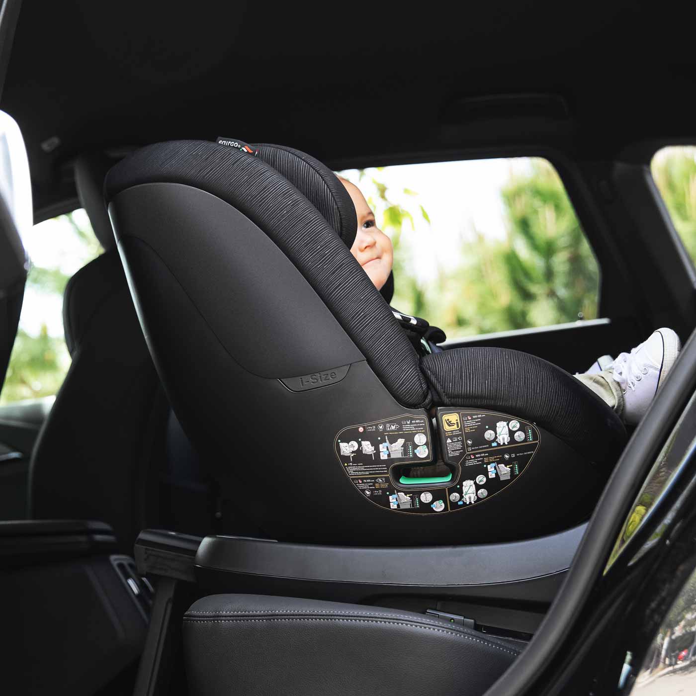 Bebé viajando a contramarcha en silla de coche Fairgo Babyauto