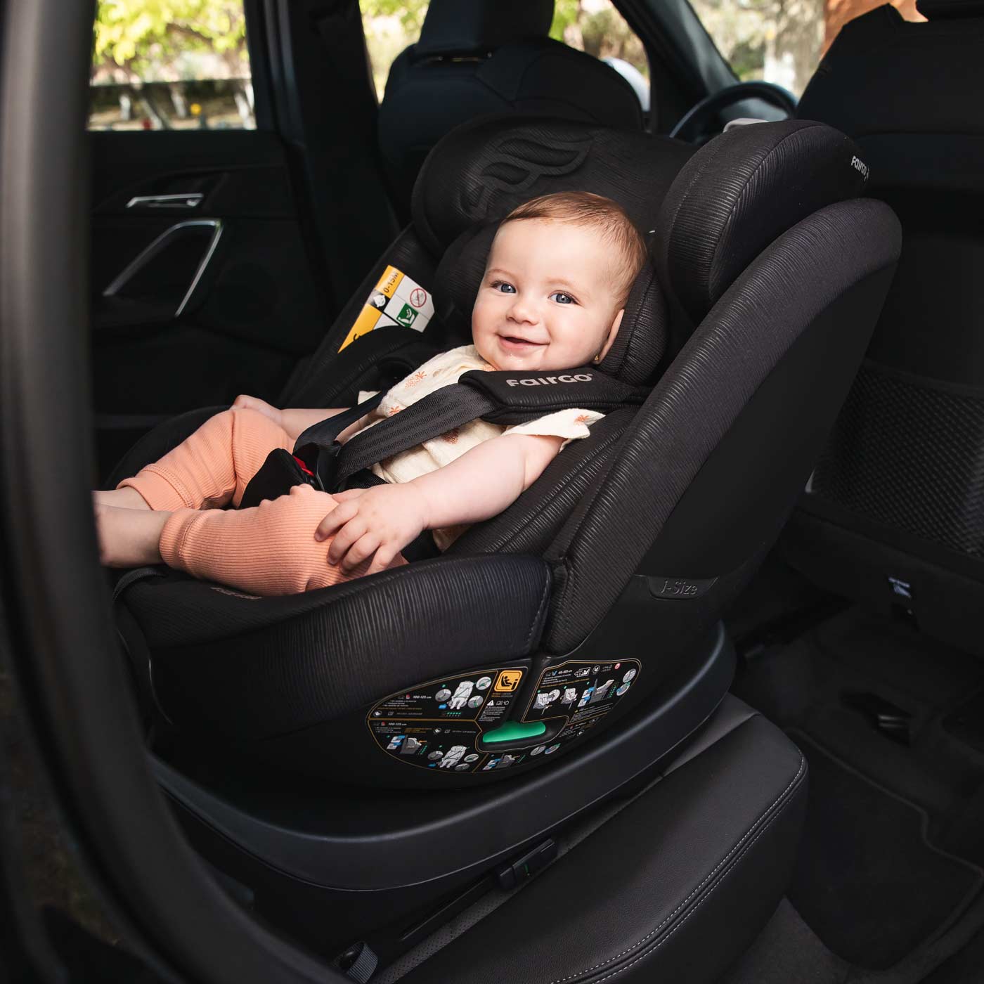 Bebé en silla de coche Fairgo Babyauto viajando con la silla en sentido contrario a la marcha