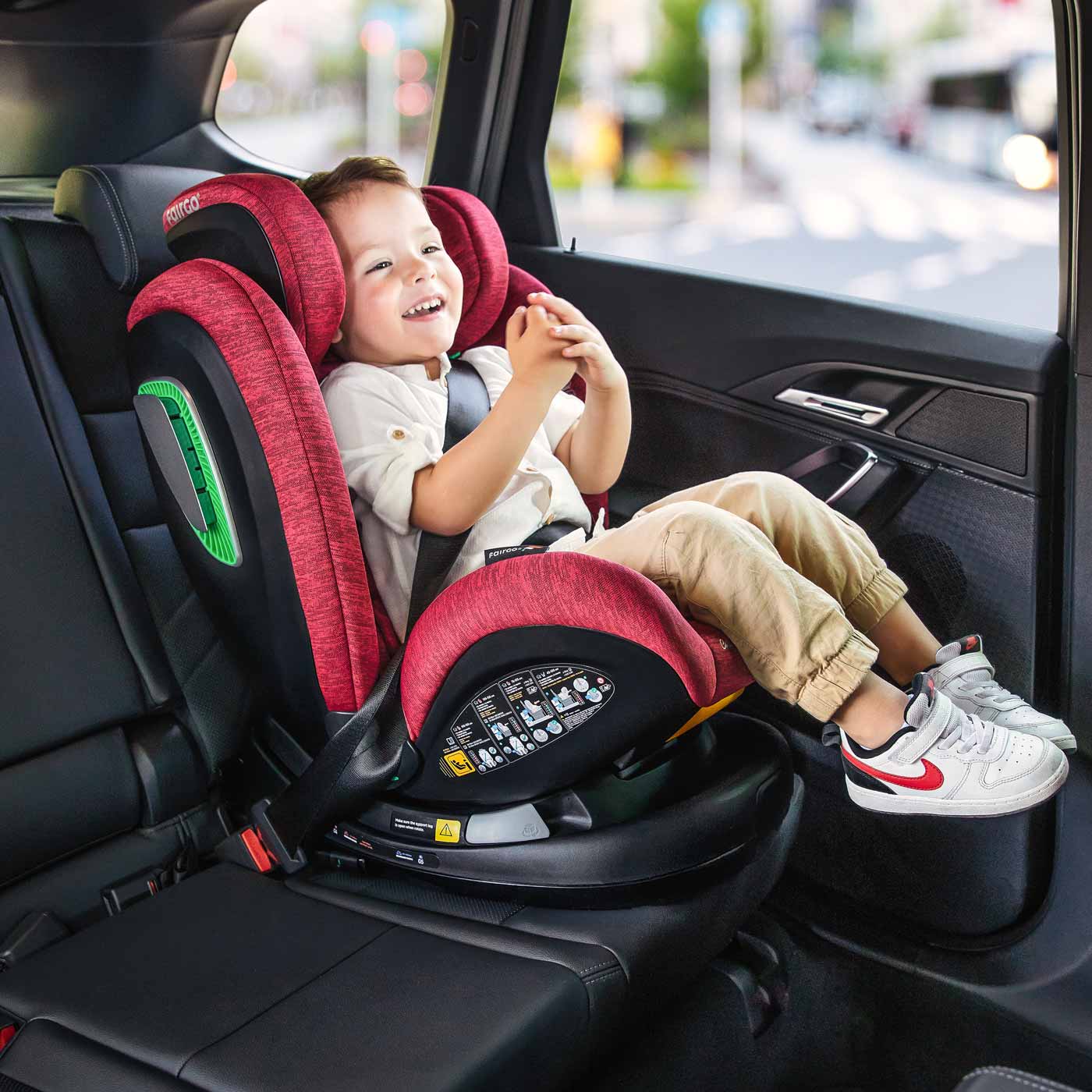 Niño de 5 años viajando en la silla de coche Corazza isize de Fairgo