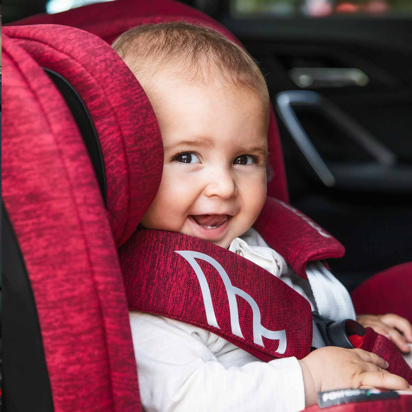 Bebe sonriente en la silla de coche Corazza de Fairgo