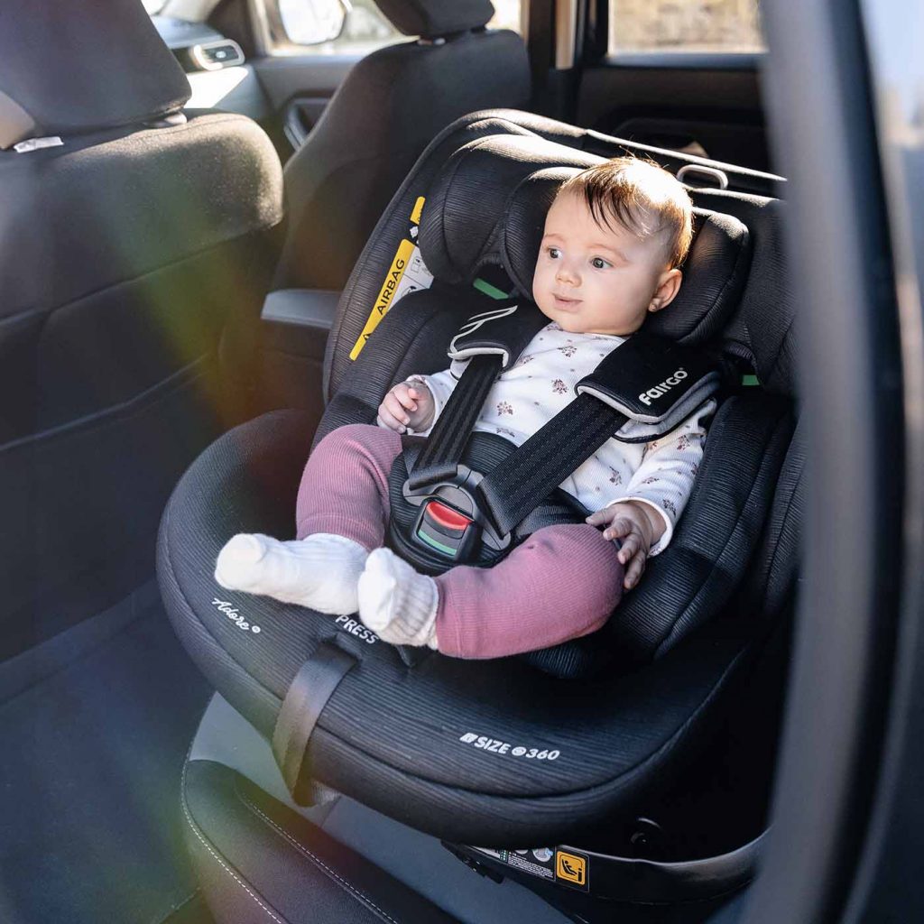 Bebé viajando cómodamente en silla de coche marca Fairgo