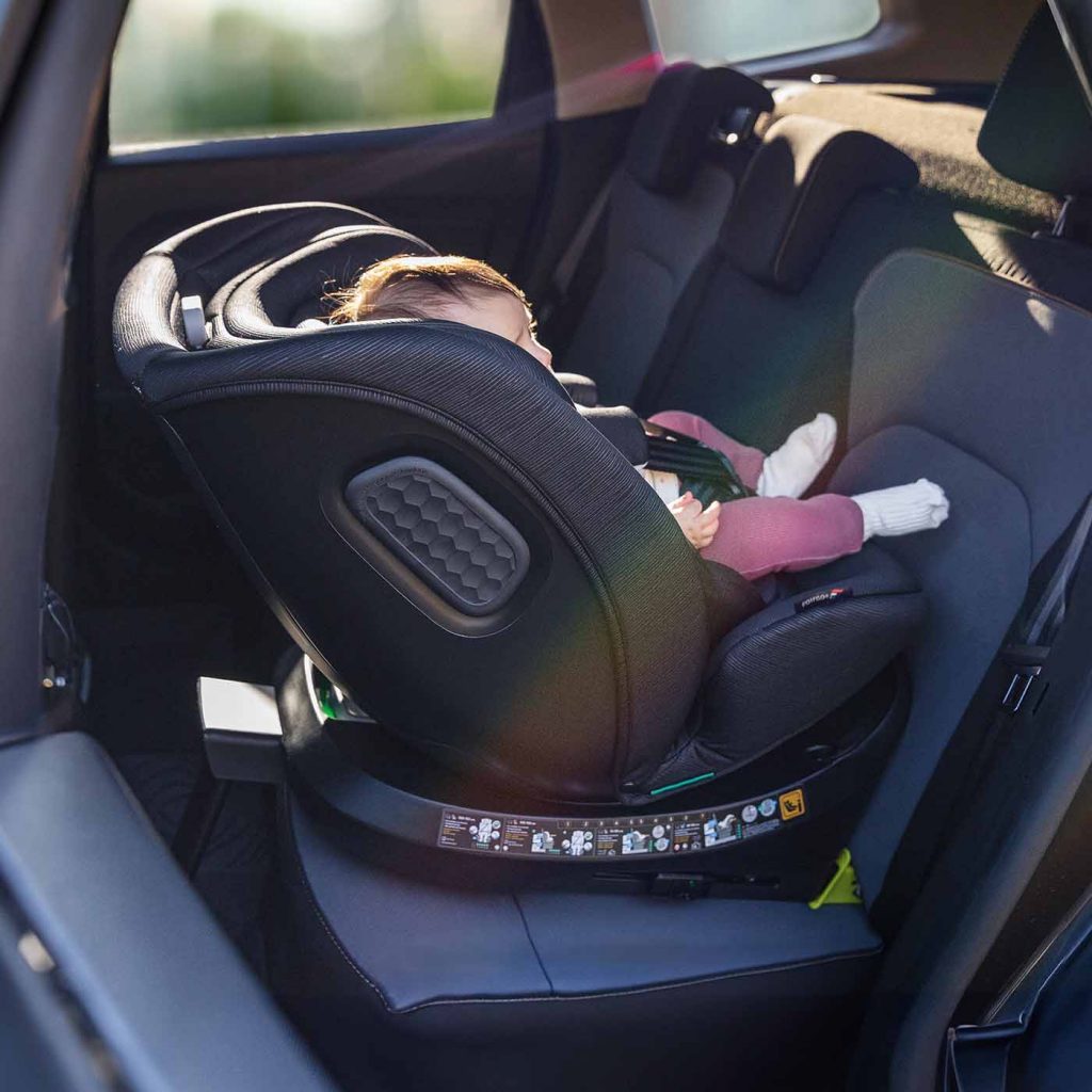 Bebé viajando a contramarcha en coche en silla infantil Adore de Fairgo