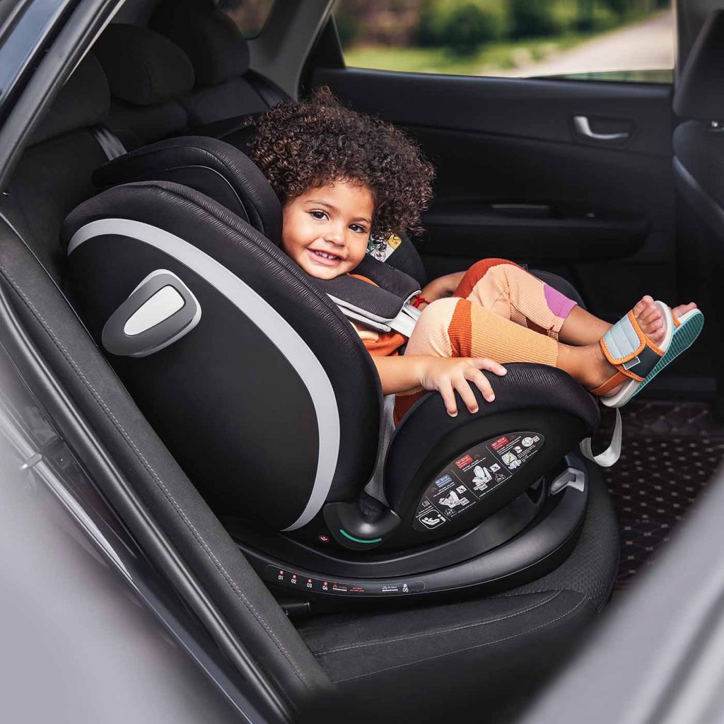 Niña pequeña viajando en silla de coche Furbo con protección lateral incorporada